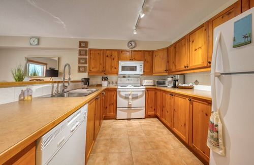 East Kootenay House | Incredible Ski-In/Ski-Out Townhome in quiet resort area