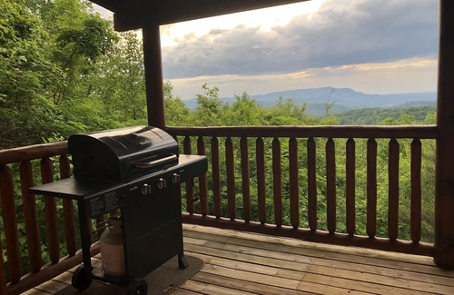 Gatlinburg - Pigeon Forge Cabin | Incredible View+Hot Tub+Pool Table+Multicade! 10 min to Gatlinburg/Pigeon Forge