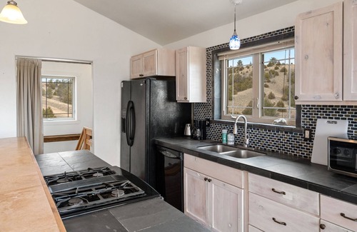 Three Forks House | INCREDIBLE VIEWS + FAST WIFI, 10 private acres