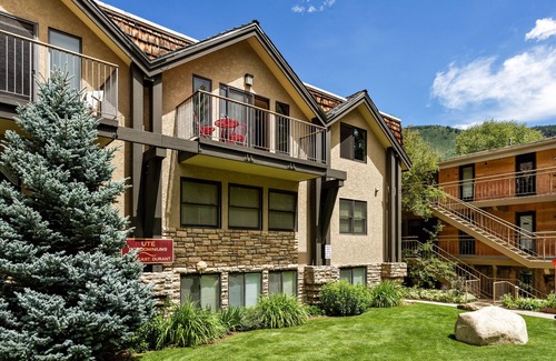 Aspen Condo | Incredible views in open 2 bedroom condo in Aspen Core! Walk to Gondola.