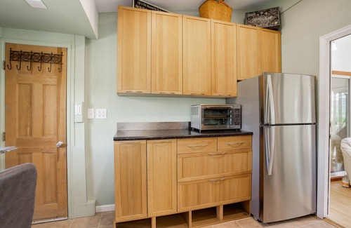 Longmont Cottage | Incredible Views Lake & Mountains- relax, work & play!