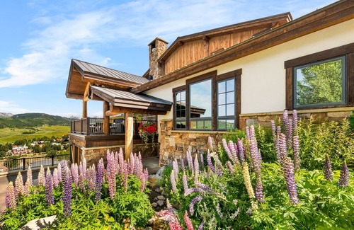Crested Butte House | INCREDIBLE views 1 block to ski area, free bus to town, hot tub,