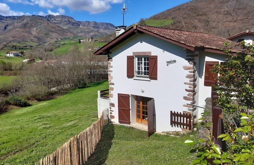 Saint-Etienne-de-Baigorry House | Independent house surrounded by nature