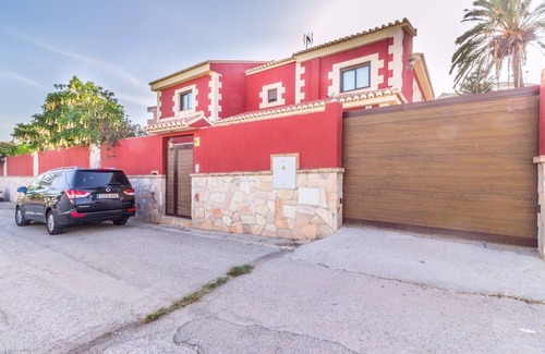 Torre de Benagalbon Ski Chalet | Independent villa with pool near the beach
