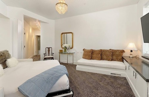 Aspen Hotel | Independence Square 310 | Chic, Remodeled Studio w/Great Location in Aspen, A/C, & Kitchenette