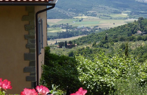 Cortona Apartment | Independent Accommodation in Villa with Private Pool and uninterrupted views