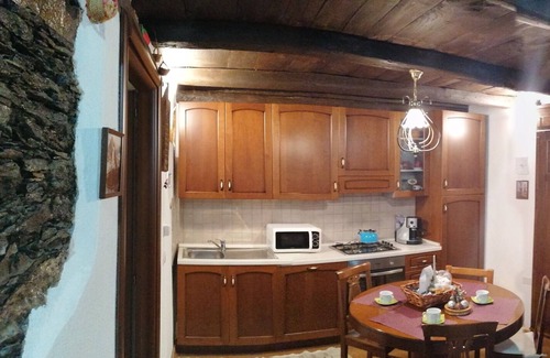 Desulo House | Independent apartment, restored, in a building from the late 1800s.