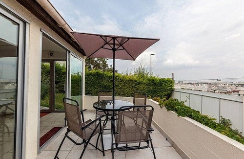 Suresnes House | Independent house with terrace and garden, Eiffel Tower view.