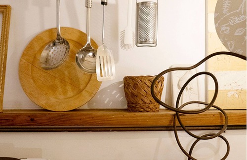Chinatown Bed & Breakfast | independent little flat on two floor silent courtyiard with wisteria