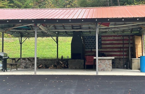 Dabolt Cabin | Indian Creek Cabin, McKee KY- 2 BR cabin on the Rockcastle River in McKee, KY!