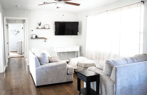 Ada House | Indie vibe fire pit 3 BR minutes to ECU
