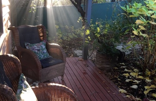 Beechworth House | Indigo Cottage: Heritage Cottage with wrap around views to the Gorge Rock