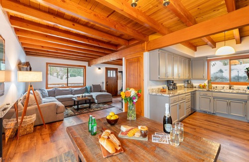 McKinney Estates Cabin | Indigo Owl by AvantStay | Cabin w/Firepit | Minutes to Lake & Slopes