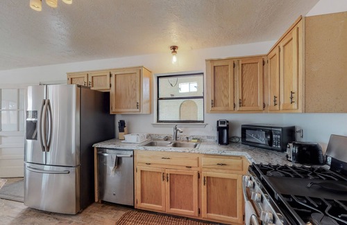 Albuquerque House | 🏊‍♂️Indoor Heated Pool♨️Hot Tub♨️Sauna, Foosball🧳Sleeps 18🌄Mtn Views