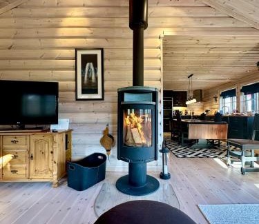 Tyinkrysset House | Indoor hot tub, views & nature, cosy family cabin at Filefjell