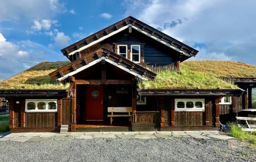 Tyinkrysset House | Indoor hot tub, views & nature, cosy family cabin at Filefjell
