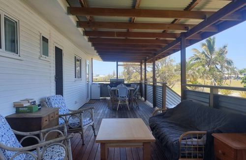 Elliott Heads House | Indoor/outdoor pet-friendly beach house next to world-class beach and river.
