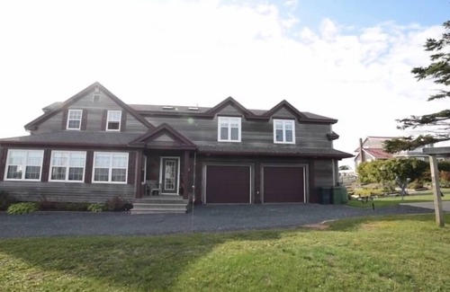 North Rustico House | Indulge in Coastal Luxury: Unforgettable Waterfront Getaway! Multiple Families!