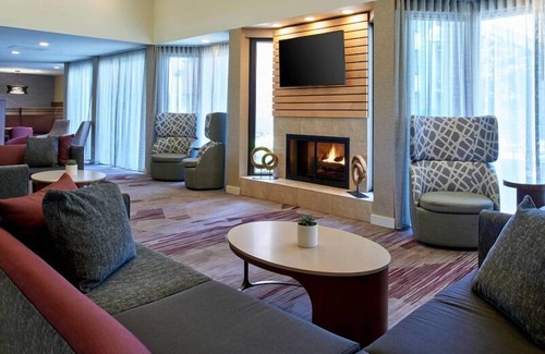 Eden Prairie Resort | Indulge in Home Like Comfort! Onsite Pool, Pets Are Allowed with Fee
