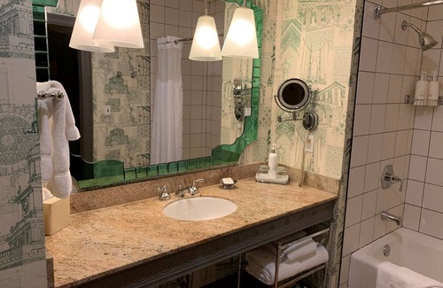 Downtown Portland Hotel | Indulge in Home-Like Comfort! 3 Suited Units, Near Classical Chinese Garden