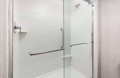 Tigard Hotel | Indulge in Home-Like Comfort! 2 Comfortable Units with Breakfast! Indoor Pool!