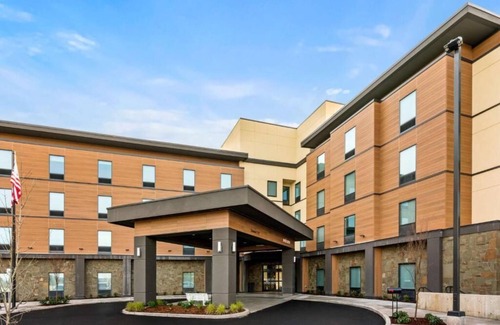 Tigard Hotel | Indulge in Home-Like Comfort! 2 Comfortable Units with Breakfast! Indoor Pool!