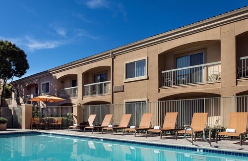 Camarillo Hotel | Indulge in Home-Like Comfort! 2 Comfortable Units, Near Camarillo Ranch House