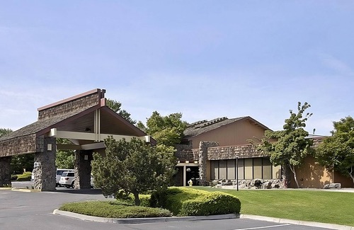 Tri-Cities Resort | Indulge in Home Like Comfort! Contemporary Unit, w/FREE Parking & Onsite Pool!