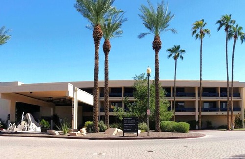 South Scottsdale House | Indulge in Home-Like Comfort! 4 Pleasant Units, Free Parking, Onsite Pool