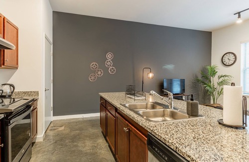 Downtown Memphis Apartment | Industrial KING SUITE downtown with a POOL and GYM