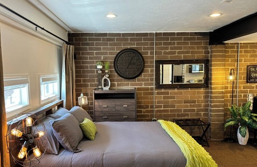 Greentown House | Industrial-themed studio centrally located near wineries, HOF, antiques, & more