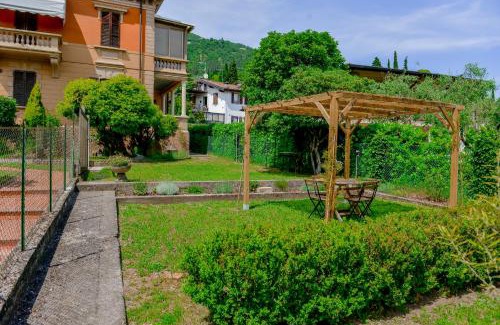 Salo Apartment | Ines Lake Garden - with private parking & garden