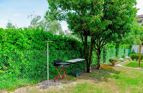 Salo Apartment | Ines Lake Garden - with private parking & garden