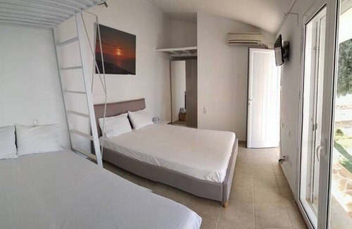 Saronida Apartment | Infinity Blue Suites - Bungalow with sea view and pool