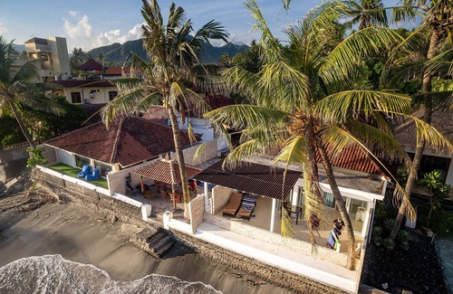 Candi Dasa Villa | Infinity Pool Oceanfront Luxe Villa Cowrie