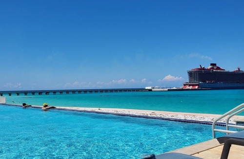 Alice Town House | "Infinity Poolside" - Ocean Villa 2 BR/3 BA