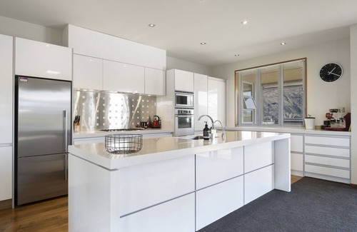 Wanaka House | Infinity Views - Modern Wanaka Holiday Home