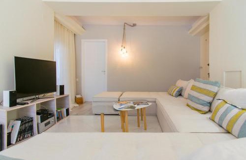 Atsipópoulon Villa | Infinity Villa with Pool, BBQ and Ping-Pong Table, 2km from the beach