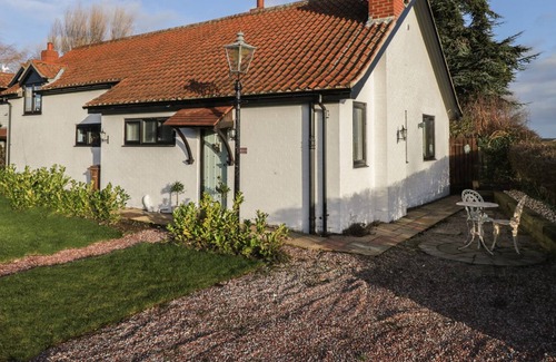 Storwood Cottage | INGLEWOOD, pet friendly, with open fire in Ellerton