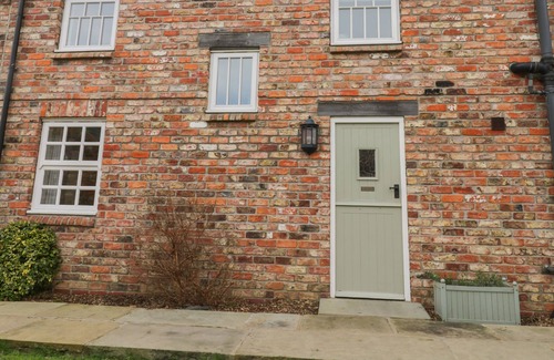Acaster Malbis Cottage | INGS COTTAGE 3-BED, family friendly, with a garden in Acaster Malbis