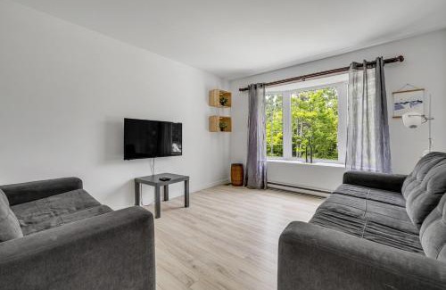 Saint-Brigitte-de-Laval Ski Chalet | Initial Yellow Lac-Beauport