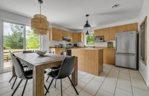 Saint-Brigitte-de-Laval Ski Chalet | Initial Yellow Lac-Beauport