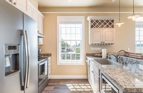 Blaine Apartment | “Inn on the Harbor” Stunning sunsets, centrally located, cozy getaway!