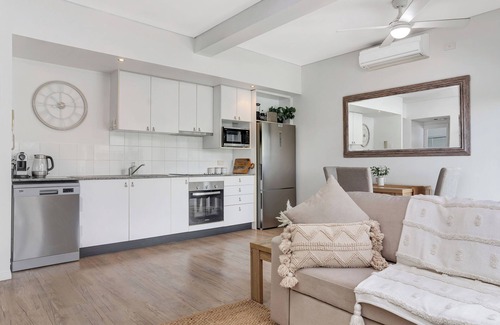 Spring Hill Apartment | Inner City Gem. Right next to the St Andrews Hospital and Roma Street Parklands.