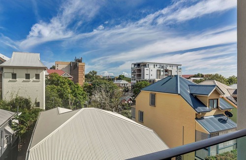 Spring Hill Apartment | Inner City Gem. Right next to the St Andrews Hospital and Roma Street Parklands.