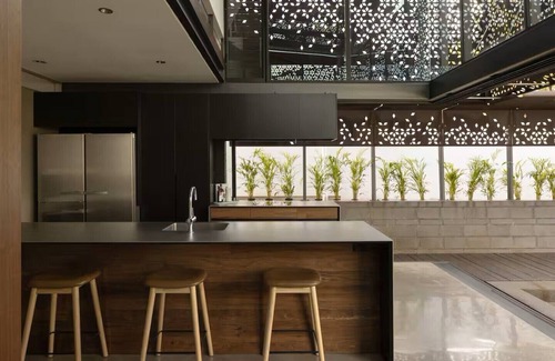 Spring Hill House | Inner City Haven Enviro-Luxury - with free Parking