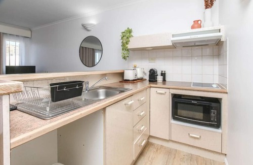 Cairns Central Business District Apartment | Inner City One Bedroom Apartment w/Pool View 22