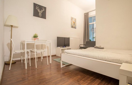 Pradl Apartment | Innsbruck Deluxe City Center Studio