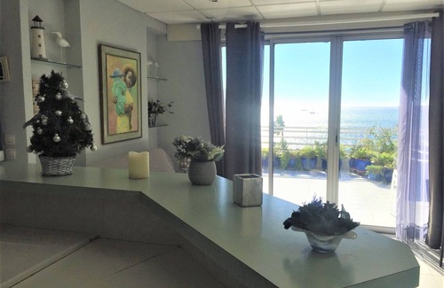 Juan-les-Pins Apartment | INOUBLIABLE ! 2 p SEAFRONT, 50m2 TERRACE Private parking, air-conditioning;