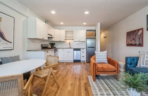 Evanston Apartment | Insta-worthy, 1BR 1BA Apartment in Evanston